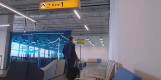 商人带着行李箱离开机场-优先-慢镜头-库存视频