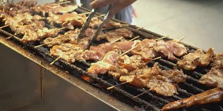 亚洲风格的街头食物烤猪肉沙嗲在曼谷的人行道上的商店