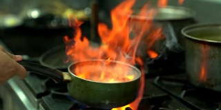 慢动作燃烧在烧烤在壁炉框架背景。