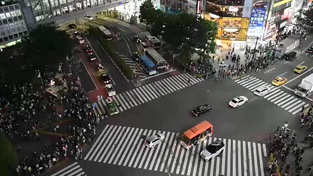 2018年4月30日，日本东京，涩谷——行人在日本东京涩谷区的人行横道。