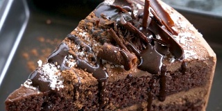 放大在切巧克力蛋糕近距离。