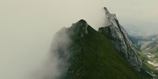 云雾缭绕的瑞士山脉鸟瞰图