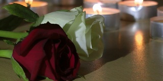 抽象蜡烛灯燃烧和玫瑰花纹理