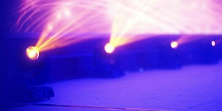 舞台上模糊的灯光，音乐会的灯光。