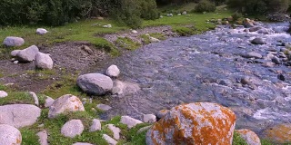 在吉尔吉斯斯坦的夏日里，山河转流着石头