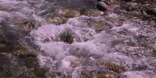 山河的湍急水流，动作缓慢，特写