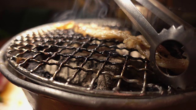 慢镜头的韩国烧烤牛肉在烧烤餐厅