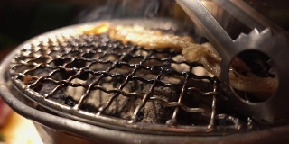 慢镜头的韩国烧烤牛肉在烧烤餐厅