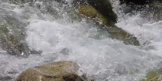 湍急的水流在缓慢的运动，高山河流的近景