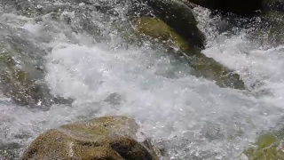 湍急的水流在缓慢的运动，高山河流的近景视频素材模板下载