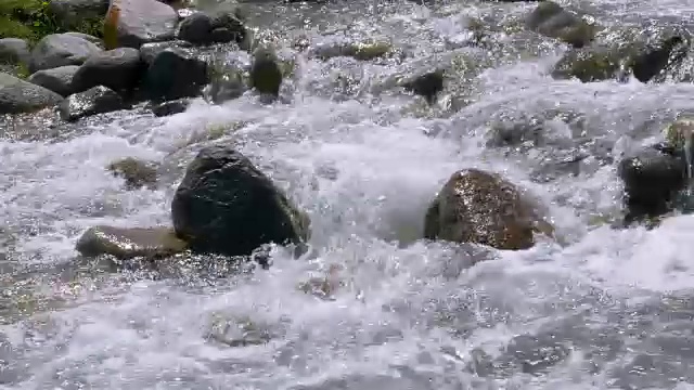 山河在石头上的水流在缓慢的运动，近距离