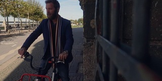 男人从一个出租的自行车-股票视频