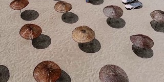 沙滩上木制遮阳伞的鸟瞰图