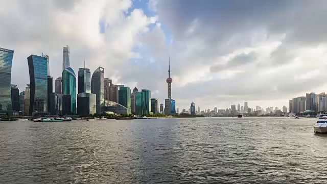 4K时间推移的上海天际线和城市景观与多云的天空