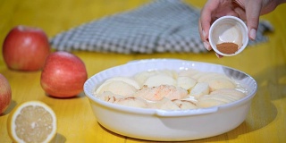 将肉桂粉倒入苹果馅中。制作苹果派系列。