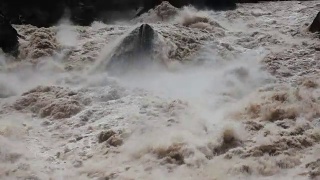 中国山谷中湍急的河水视频素材模板下载