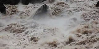 中国山谷中湍急的河水