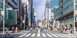 东京，日本，行人在银座区散步和购物。