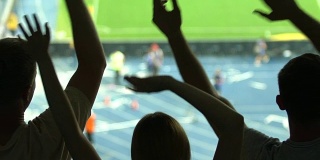 体育迷们挥挥手，支持国家队，欢乐时光在一起，情绪高涨
