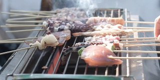 泰国街头小吃烤架上的烤猪肉。