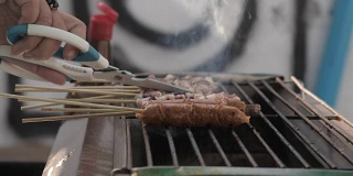 泰国街头小吃烤架上的烤猪肉。