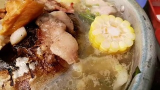 泰国的猪肉锅在烧。这个人晚上在锅里吃烤牛肉。视频素材模板下载
