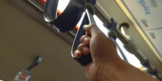 4K:一个人在地铁或火车扶手或抓地带