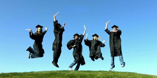 毕业生们跳跃庆祝，慢镜头