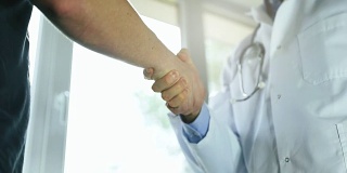 医生与男病人握手