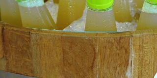 塑料瓶装天然果汁，加冰。