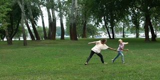 妈妈和儿子在公园里玩耍，欣赏一起的时光，快乐的童年