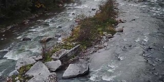湍急的河水流经喀尔巴阡人的村庄