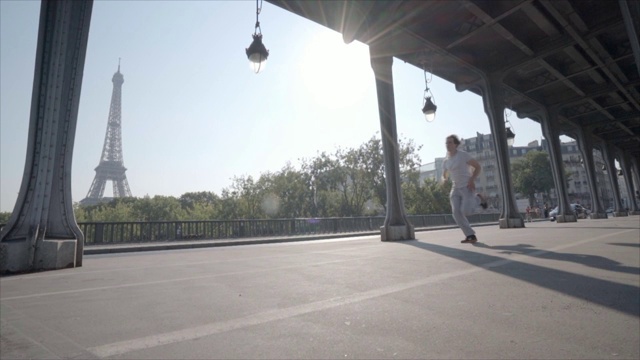 在巴黎跑步的人。年轻人在市中心慢跑和艾菲尔铁塔附近锻炼。慢动作