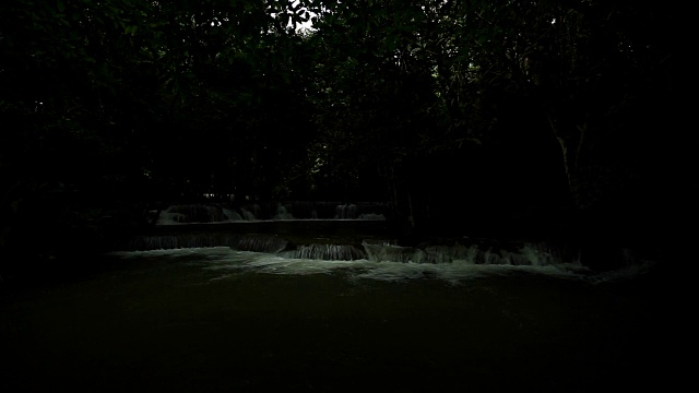 怀美卡明瀑布在雨季，昌瓦特北碧府泰国