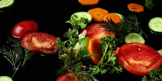 切好的蔬菜掉落。缓慢的运动。