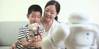 妈妈和儿子介绍带人工智能助手的手工机器人