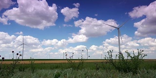 风力涡轮机集群创造清洁和可再生能源，