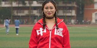中国女孩穿有中国字的红布，4k