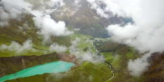 多云的，多雪的秘鲁Humantay湖鸟瞰图。