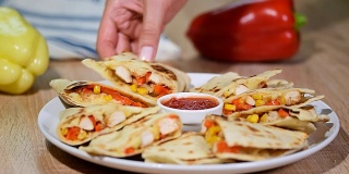 墨西哥玉米饼配鸡肉，番茄，玉米和奶酪。