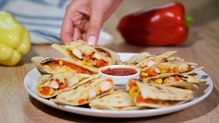 墨西哥玉米饼配鸡肉，番茄，玉米和奶酪。视频素材模板下载