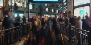英国伦敦，交通高峰期牛津广场地铁站入口的延时照片