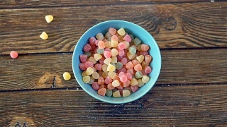 彩色的糖果在慢镜头中落入碗中视频素材模板下载