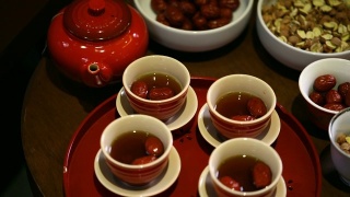 婚礼当天的中国茶道杯。视频素材模板下载