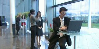 在繁忙的办公室或机场用笔记本电脑远程工作