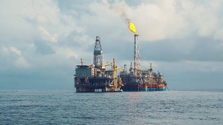 靠近钻井平台的FPSO油轮。海上石油和天然气工业视频素材模板下载