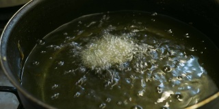 制作齐波杆:将生面团放入热橄榄油中。意大利南部