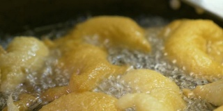 用热橄榄油煎炸小蒜头-典型的意大利风味