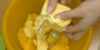 烹饪甜食:手切人造黄油