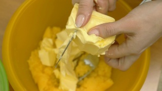 烹饪甜食:手切人造黄油视频素材模板下载